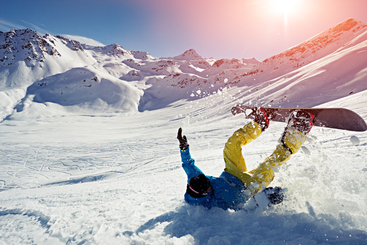 Sturz beim Snowboarden - die Osteopathie kann schon präventiv unterstützen.