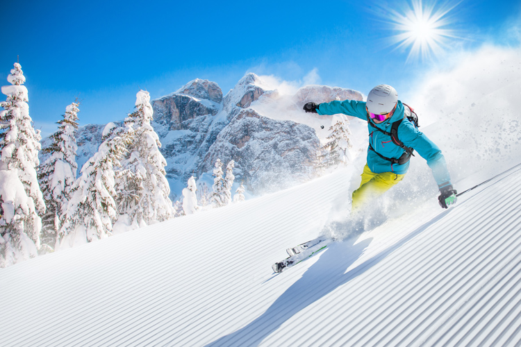 Strahlender Sonnenschein, weiße Wipfel, frische Piste - Skifahrer lieben das.