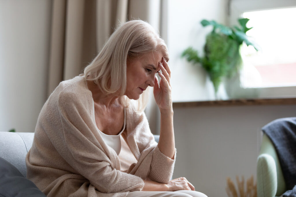 Osteopathie - Frau mit Schmerzerkrankung Foto: fizkes/Shutterstock