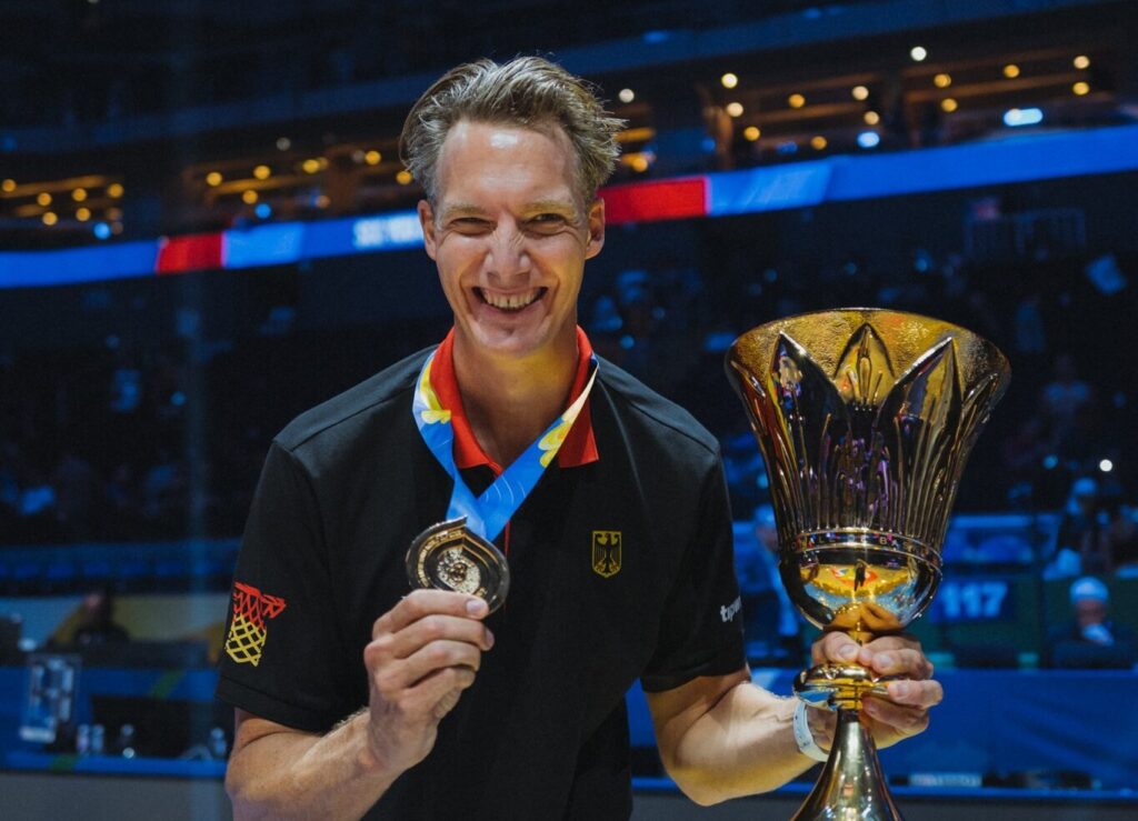 Ein freudestrahlender Frank Offermann mit dem Weltmeister-Pokal und der der WM-Medaille – Sieg für die deutsche Basketball-Nationalmannschaft.