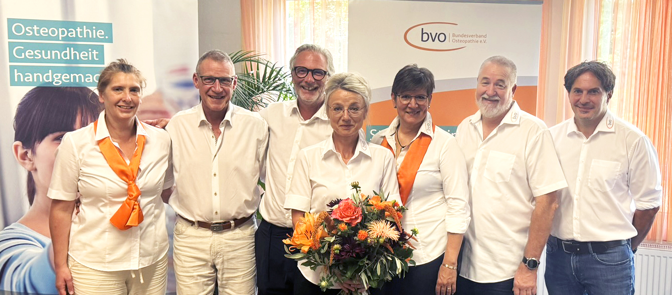 Auch die BVO-Vorstände und -Beiräte gratulierten der neuen Vorsitzenden. Das Bild zeigt (v.l.n.r.): Myriam Schreck, Claus Habel (beide Beiräte), Godehard Stoll, Christine Berek, Dr. Dr. Alexandra Bodmann-Peschke, Lutz Scheuerer (alle 4 Vorstände) und Ersin Akgün (Beirat).