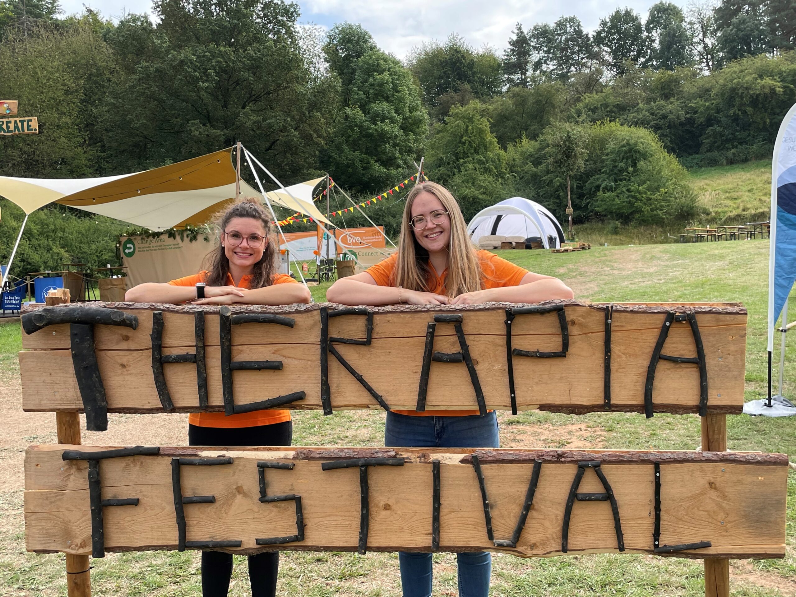 Am Therapia Festival begrüßten Vanessa Janda (links) und Anna Ollert die Teilnehmer am BVO-Stand. Foto: BVO