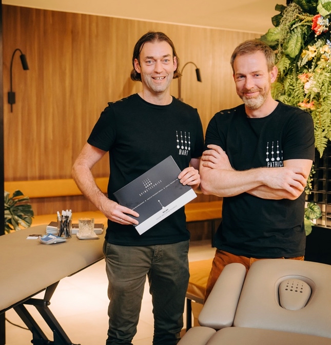 Bart Verellen und Patrick Boks gründeten SpineTechnics im Jahr 2020. Sie entwickeln und produzieren seither auf Therapeuten-Bedürfnisse zugeschnittene Therapieliegen.