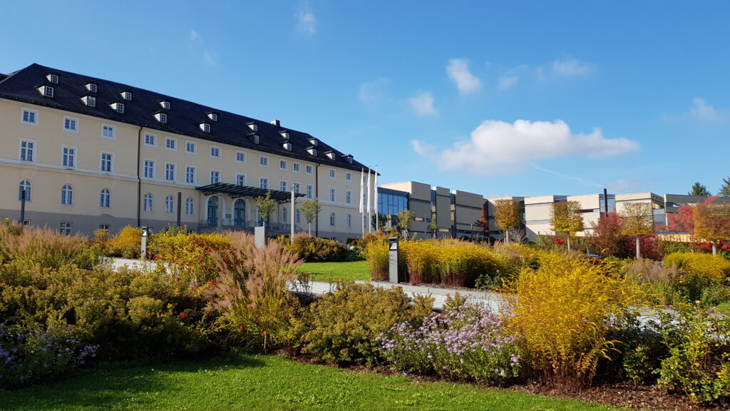 Die Ferienwohnungen finden sich zentral im Heilbad und Kurort Bad Alexandersbad.