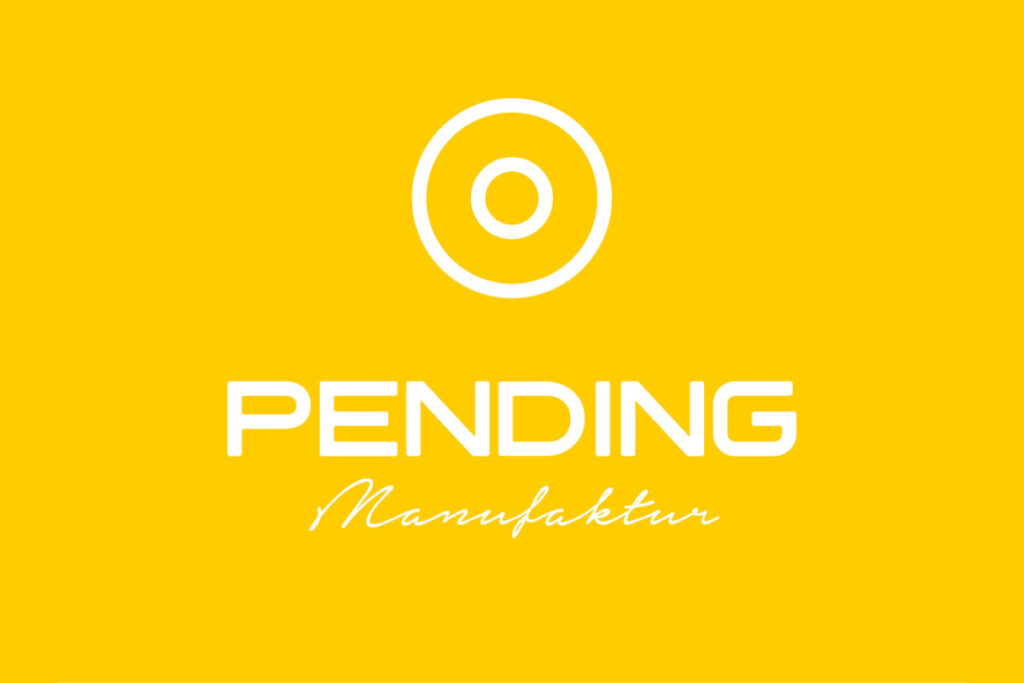 Logo der Pending Manufaktur, die sich auch die individuelle Anpassung von Bürostühlen und Arbeitshockern spezialisiert hat, um Rückenschmerzen vorzubeugen.