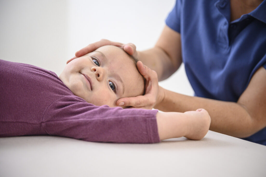 Die Osteopathie-Behandlung trägt zur Förderung des Wohlbefindens des Babys bei und kann einen ruhigen, entspannten Schlaf unterstützen.