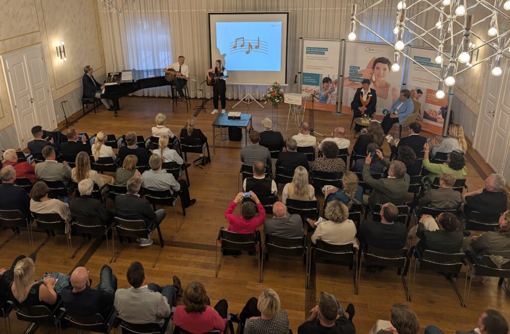Beim 10-jährigen Jubiläum des bvo in Bad Alexandersbad feierten rund 100 ausgewählte Gäste mit – musikalisch begleitet von Regierungspräsident Florian Luderschmid, Landrat Peter Berek und Tochter Christina Berek.