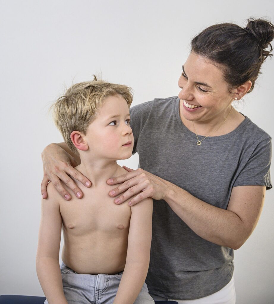 Osteopathin mit Zusatzqualifikation in Kinderosteopathie behandelt ein Kind – spezialisierte Weiterbildung für die osteopathische Betreuung von Babys, Kindern und Jugendlichen.