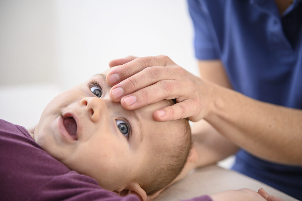 Osteopathen arbeiten nur mit ihren speziell geschulten Händen und können so auf sanfte Weise dazu beitragen, Spannungen im Körper und den Gewebestrukturen zu lösen.