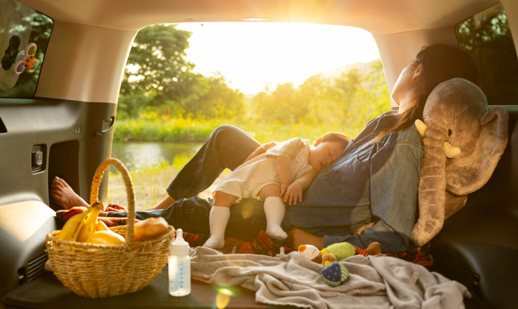 Genügend Pausen, das passende Verkehrsmittel und ein individuell abgestimmter Reiseplan sind ein paar Tipps für den Urlaub mit Baby.