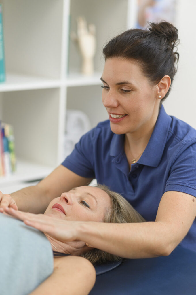 Osteopathen arbeiten nur mit ihren Händen und können Spannungen im Körper gezielt aufspüren. So können sie auch Patienten mit einem Chronischen Fatigue-Syndrom bzw. einer Myalgischen Enzephalomyelitis (ME) unterstützen.