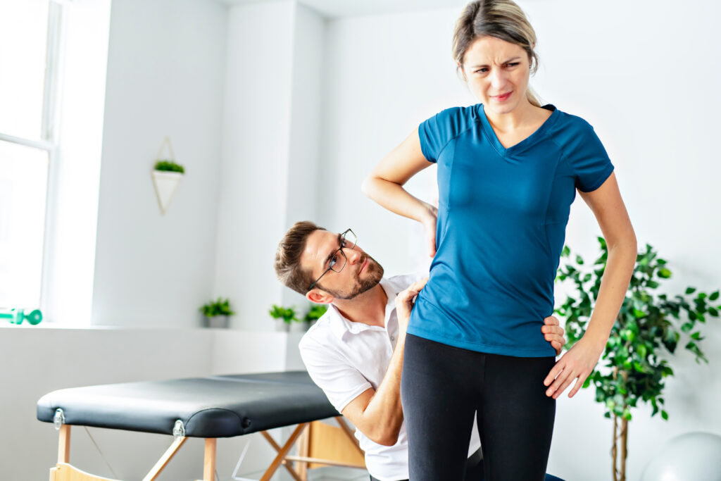 Osteopathie im Sport betrachtet den Körper ganzheitlich. Besonders bei sportlich aktiven Menschen werden funktionelle Zusammenhänge zwischen Muskeln, Gelenken und Faszien berücksichtigt, um Belastungen im Training und Alltag besser einordnen zu können.