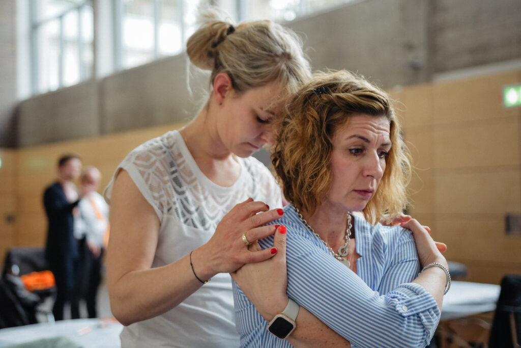 Ob online oder in Präsenz: Die Osteopathie Fortbildungen der bvo-Akademie setzen auf praxisorientiertes Lernen mit direktem Bezug zum therapeutischen Alltag.