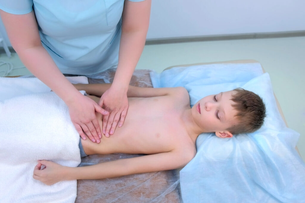Der Bauchraum spielt eine zentrale Rolle für das Immunsystem – auch bei Kindern. Osteopathische Behandlungen können Spannungen lösen und die Abwehrkräfte gezielt unterstützen.