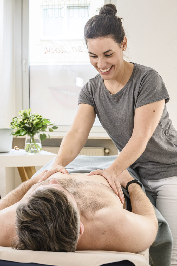 Sanfte osteopathische Behandlung am Brustkorb hilft, die Atembewegung zu verbessern und unterstützt den Körper dabei, Infekte leichter abzuwehren.