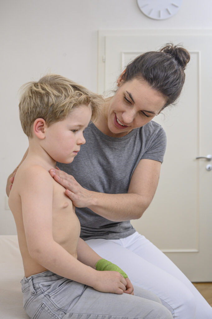 Kinder profitieren von Osteopathie, die von speziell qualifizierten Kinderosteopathen durchgeführt wird.